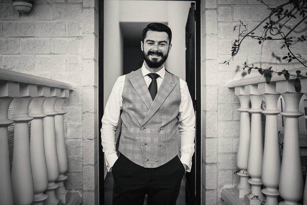 foto de novio en blanco y negro antes de su boda