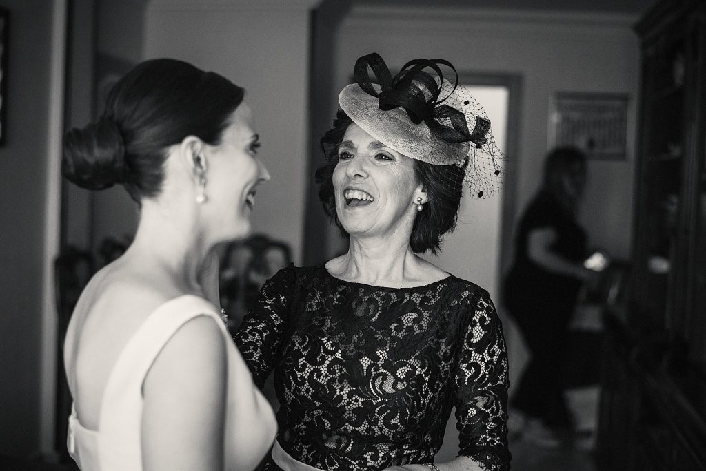 foto en blanco y negro de la novia con su madre