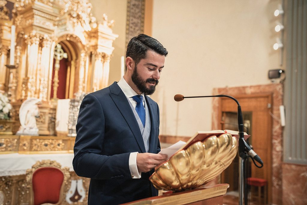 novio pronunciando discurso en altar de la iglesia