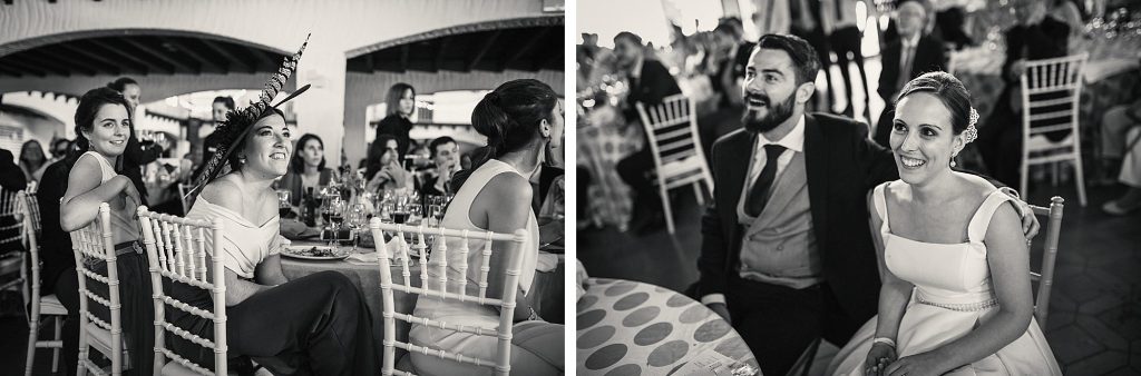 fotografía boda en blanco y negro novios viendo presentación en proyector vista frontal