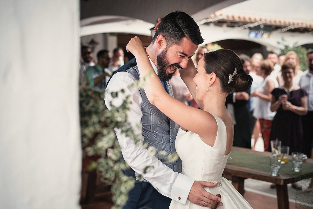 Pareja abrazada entre risas, fotografía de boda en El Hidalgo